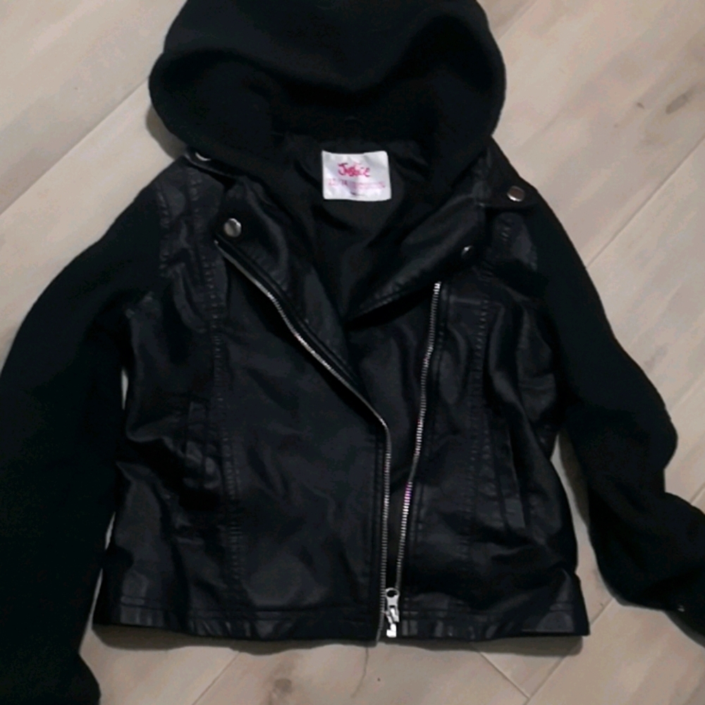 Sweater/leather jacket tween or of smaller people